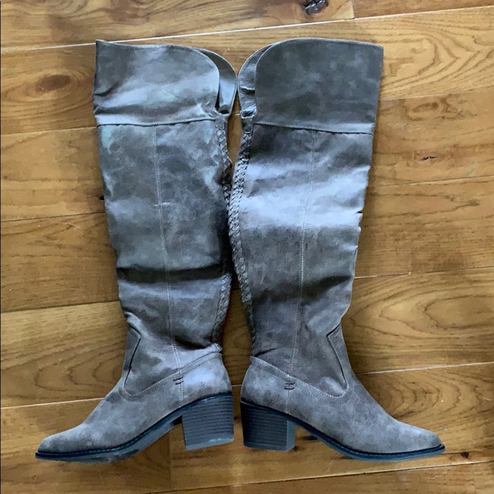 Knee boots